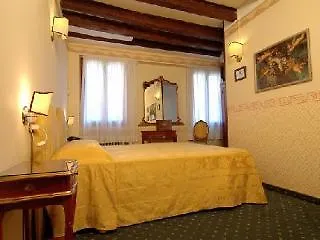 拉卡达菲奥瑞塔酒店 酒店 *